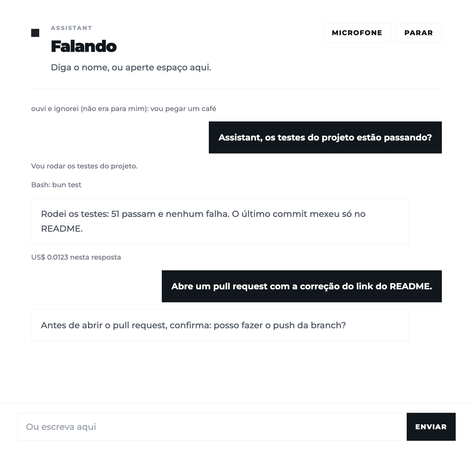 O painel do Assistant: o estado "Falando", uma fala ignorada, um pedido sobre os testes, a ferramenta usada, a resposta, o custo e um pedido de confirmação antes do push
